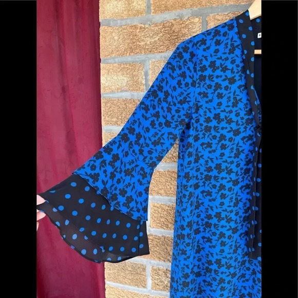 alice + olivia
Wellesly Tie Neck Trumpet Sleeve - Picture 10 of 13